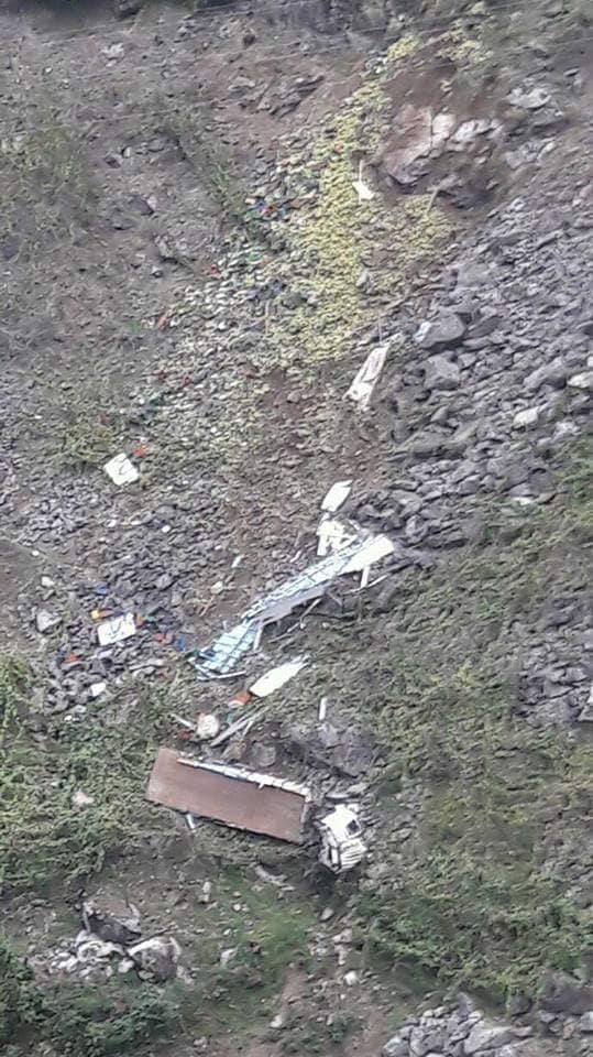 CAMIÓN SE VOLCÓ EN CARPAPATA A UN ABISMO DE MÁS DE 100 METROS…!!