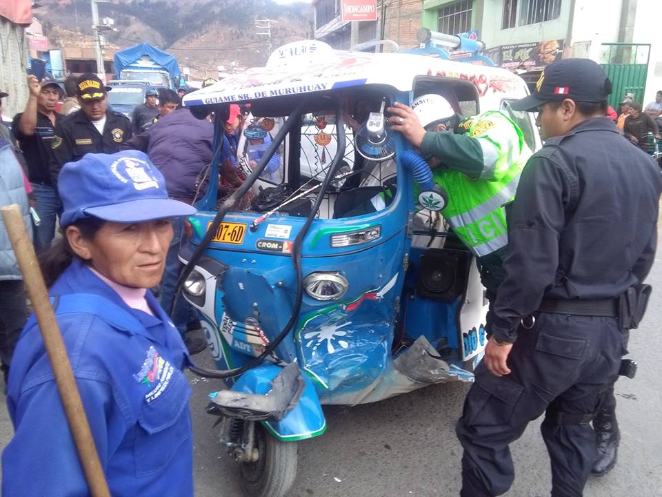 CHOQUE DE MOTOCAR CON AUTO COLECTIVO DEJA DOS PERSONAS GRAVES