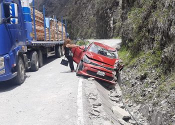 ROCA SE DESPRENDIÓ DEL CERRO Y APLASTÓ AL AUTOMÓVIL, 4 INTEGRANTES DE UNA FAMILIA ESTÁN HERIDOS !!