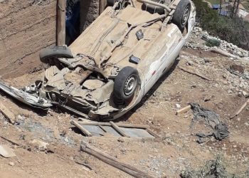 EN TARMA – AUTO SE DESPISTA Y VUELCA HASTA EL PATIO DE UNA CASA !!