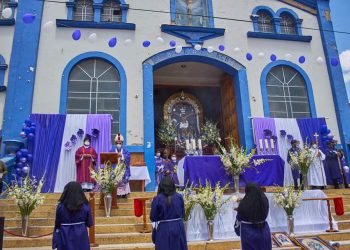 SALIÓ EL SEÑOR DE LOS MILAGROS EN BREVE RECORRIDO PROCESIONAL CON LIMITACIONES POR LA EMERGENCIA SANITARIA