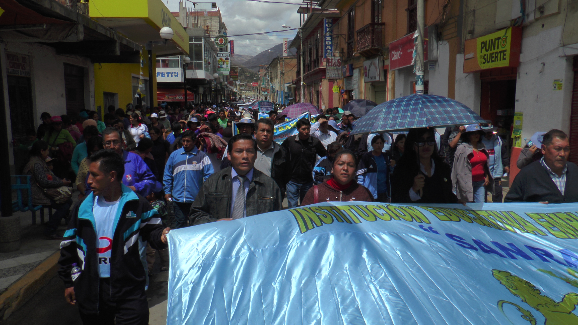 1000 padres de Familia realizaron movilización exigiendo modernizacion